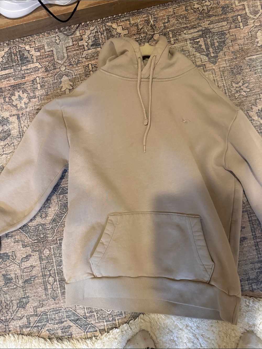 Hollister Men's Beige Pullover Hoodie - Minimal Logo
